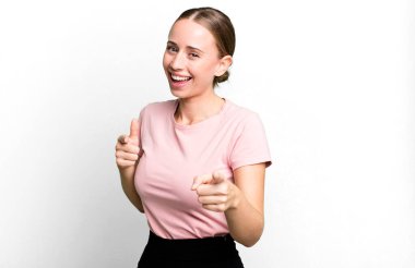 Mutlu, havalı, tatmin olmuş, rahat ve başarılı olmak, kamerayı işaret etmek, seni seçmek.