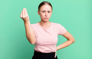 Kapiş ya da para hareketi yaparak, borçlarını ödemeni söyleyerek.!