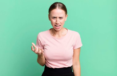 Kızgın, sinirli ve hayal kırıklığına uğramış görünüyorsun. Senin neyin var? 