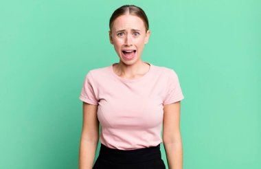 Korkmuş ve şok olmuş hissediyorum, ağzım açık şaşkınlıkla