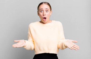 Son derece şok olmuş ve şaşırmış, endişeli ve paniklemiş hissediyorum, stresli ve korkmuş bir bakışla