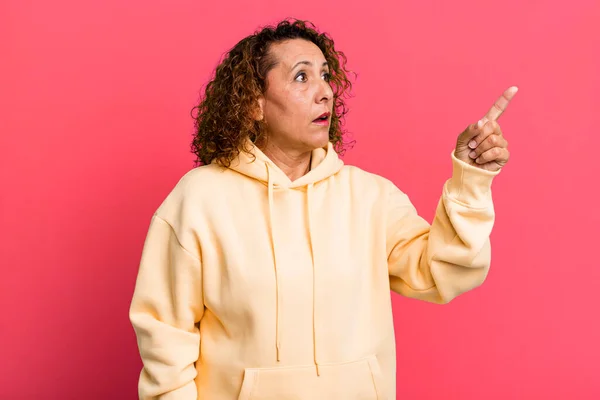 Middle Age Hispanic Woman Feeling Shocked Surprised Pointing Looking Upwards — Stock Photo, Image