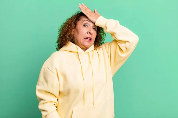 Middle Age Hispanic Woman Raising Palm Forehead Thinking Oops Making — стоковое фото
