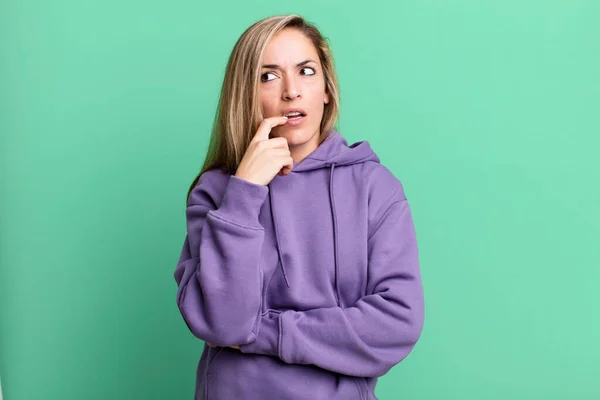 Mujer Adulta Rubia Con Mirada Sorprendida Nerviosa Preocupada Asustada Mirando — Foto de Stock