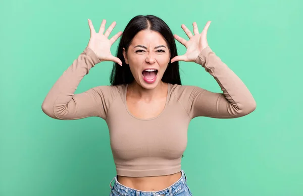 Pretty Latin Woman Screaming Panic Anger Shocked Terrified Furious Hands — Foto Stock
