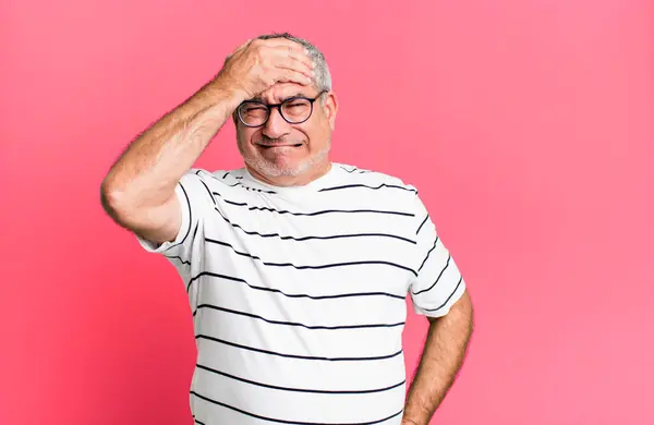 Hombre Mayor Mediana Edad Entrando Pánico Por Una Fecha Límite —  Fotos de Stock