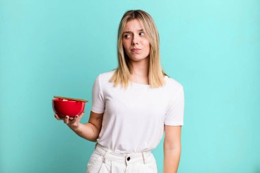 Genç, güzel bir kadın üzgün, üzgün ya da kızgın hissediyor ve yan tarafa bakıyor. Japon eriştesi konsepti.