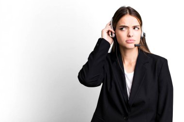 Genç, güzel bir kadın kafası karışmış, kafası karışmış, kaşınıyor. tele pazarlama aracı konsepti