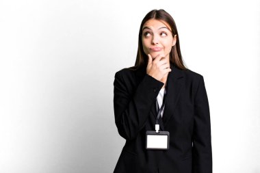 Genç, güzel bir kadın düşünüyor, kuşkulu ve şaşkın hissediyor. İş kadını kavramı