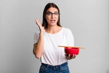 Genç ve güzel bir kadın ellerini havaya kaldırarak çığlık atıyor. Japon eriştesi konsepti.