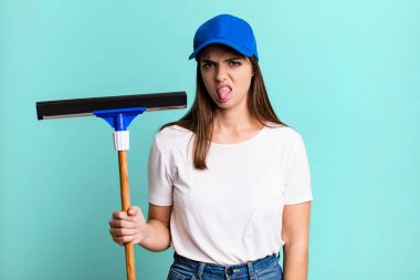 Genç ve güzel bir kadın iğreniyor, sinirleniyor ve dilini çıkarıyor. Pencere temizleme kavramı