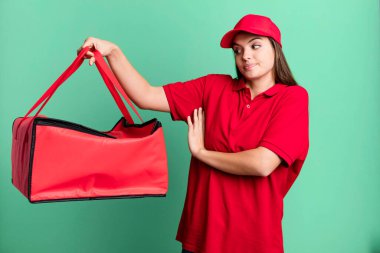 Genç, güzel bir kadın omuz silkiyor, kafası karışık ve kararsız. Pizza teslimatı kavramı