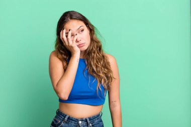 Genç, güzel bir kadın yorgun, sıkıcı ve sıkıcı bir işin ardından sıkılmış, hayal kırıklığına uğramış ve uykulu hisseder.