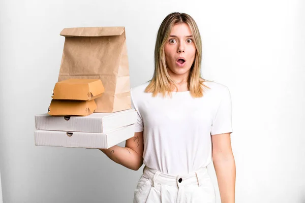 Young Pretty Woman Looking Very Shocked Surprised Delivery Take Away — ストック写真