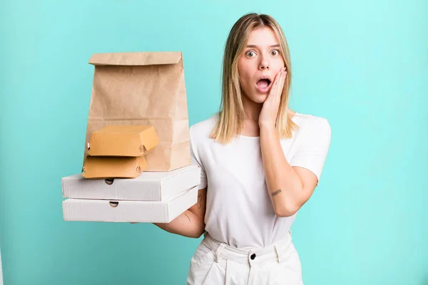Young Pretty Woman Feeling Shocked Scared Delivery Take Away Food — ストック写真