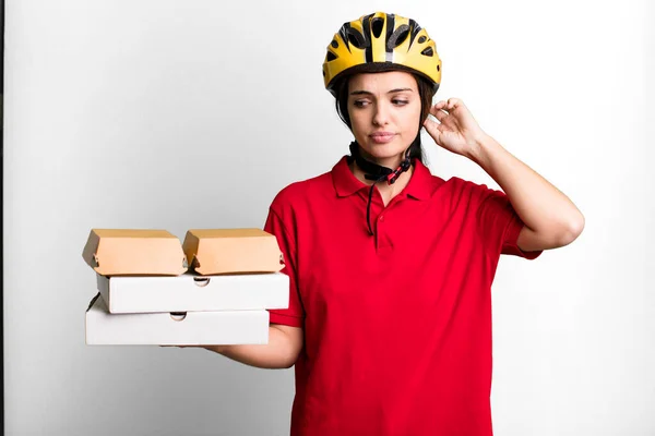 Young Pretty Woman Feeling Puzzled Confused Scratching Head Pizza Delivery — ストック写真