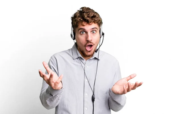 Young Adult Caucasian Man Amazed Shocked Astonished Unbelievable Surprise Telemarketer — Photo