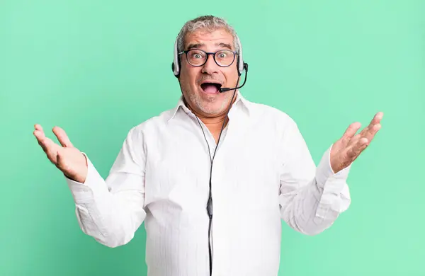 Hombre Mayor Mediana Edad Sintiéndose Feliz Asombrado Por Algo Increíble —  Fotos de Stock