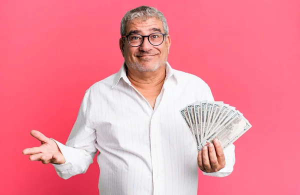 Hombre Mayor Mediana Edad Sintiéndose Desconcertado Confundido Dudando Concepto Billetes — Foto de Stock