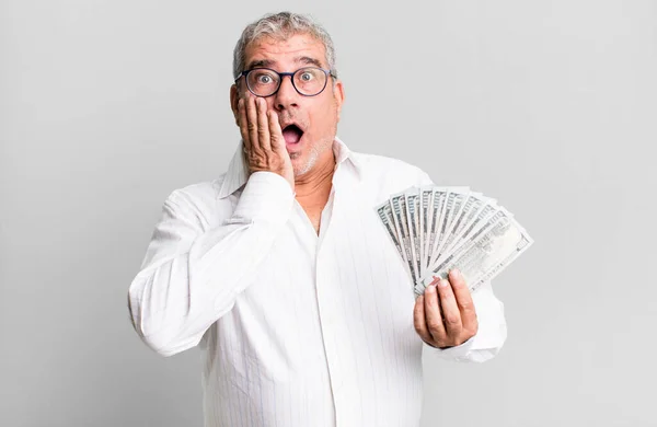 Hombre Mayor Mediana Edad Sintiéndose Sorprendido Asustado Concepto Billetes Dólares — Foto de Stock