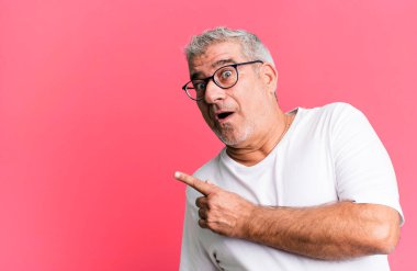 Yan tarafında boş fotokopi alanı olan orta yaşlı bir adam.