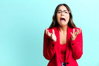 İspanyol güzel kadın umutsuz, hayal kırıklığına uğramış ve stresli görünüyor. İş kadını kavramı