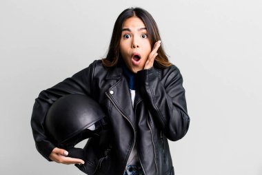 İspanyol güzel kadın şok olmuş ve korkmuş hissediyor. Motosiklet sürücüsü konsepti