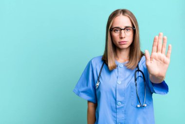 Avuç içinin açık durduğunu gösteren ciddi bir hareket. hemşire konsepti