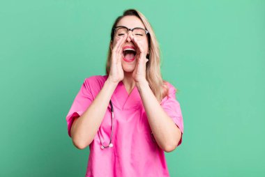 Mutluyum, ellerim ağzımın yanındayken bağırıyorum. hemşire konsepti