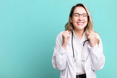 Şok oldum, güldüm ve başarıyı kutladım. Tıp öğrencisi ya da doktor.