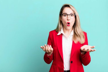 Son derece şaşkın ve şaşırmış hissediyorum. iş kavramı