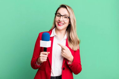 Heyecanlı ve şaşırmış görünüyor. gazeteci veya sunucu kavramı