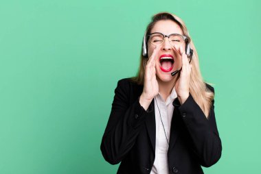 Mutluyum, ellerim ağzımın yanındayken bağırıyorum. tele pazarlamacı kavramı