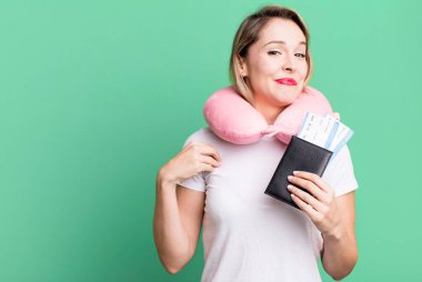 Kibirli, başarılı, pozitif ve gururlu görünüyor. uçuş yolcu kavramı