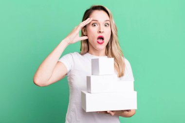 Mutlu, şaşkın ve şaşırmış görünüyor. beyaz kutular kavramı