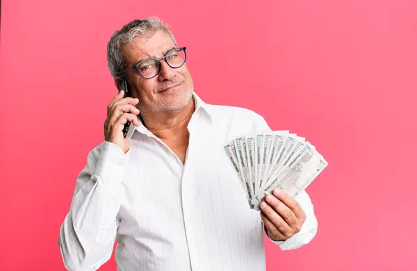 Hombre Mayor Mediana Edad Con Teléfono Inteligente Billetes Dólar — Foto de Stock