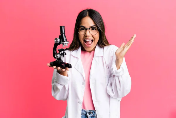 Латиноамериканская Красотка Чувствует Себя Счастливой Пораженной Невероятным Студент Микроскопом — стоковое фото