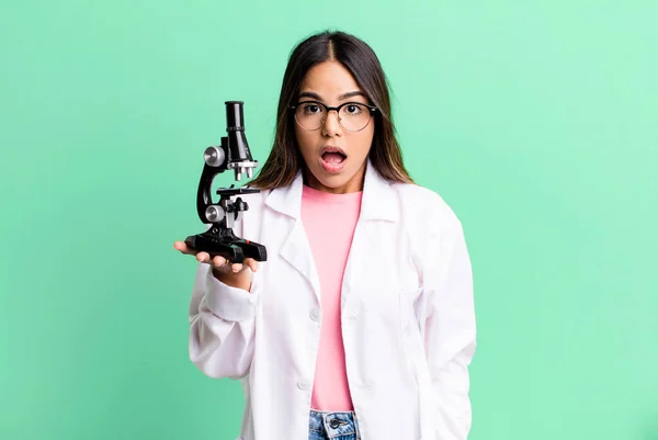 Латиноамериканская Красотка Выглядит Шокированной Удивленной Студент Микроскопом — стоковое фото