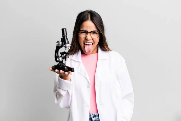 Латиноамериканская Красотка Веселым Бунтарским Отношением Шутит Высовывает Язык Студент Микроскопом — стоковое фото
