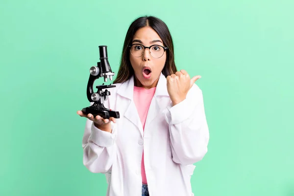 Латиноамериканская Красотка Выглядит Изумленной Неверием Студент Микроскопом — стоковое фото