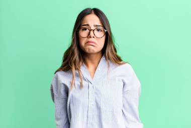 İspanyol güzel bir kadın üzgün ve mızmız, mutsuz bir bakışla, olumsuz ve hayal kırıklığına uğramış bir tavırla ağlıyor.