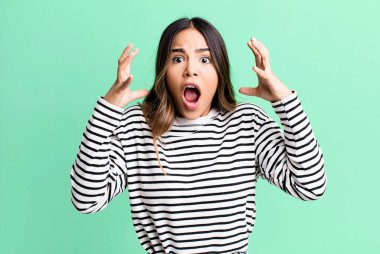 İspanyol asıllı güzel bir kadın ellerini havaya kaldırıp bağırıyor. Öfkeli, sinirli, stresli ve üzgün.