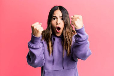 İspanyol güzel kadın inanılmaz bir başarıyı kutluyor. Kazanan gibi, heyecanlı ve mutlu görünüyor. Al bunu.!