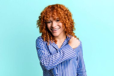 Kızıl saçlı, güzel bir kadın.