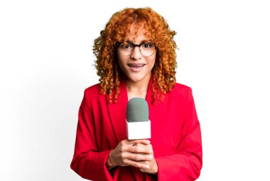 Kızıl saçlı güzel gazeteci ya da mikro saçlı sunucu kadın.