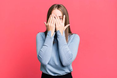 Yüzü ellerle kaplamak, parmaklarının arasından bakmak şaşırmış bir ifadeyle yan tarafa bakmak.