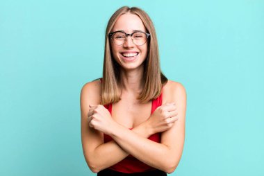 Neşeli bir şekilde gülümseyen ve kutlayan, yumruklarını sıkan, kollarını kavuşturan, mutlu ve pozitif hisseden