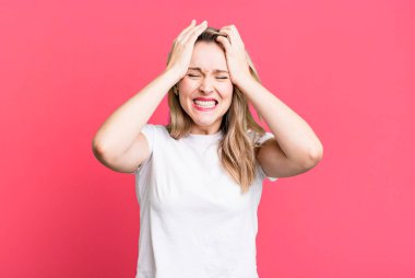 Stresli ve endişeli hissediyorum, depresif ve hayal kırıklığına uğramış, iki elini de başa kaldırıyor.