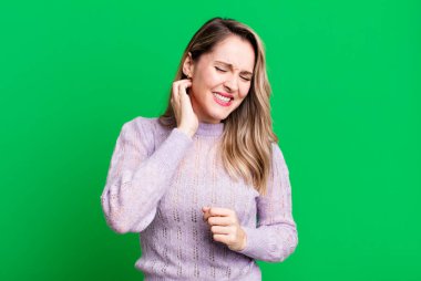 Stresli, hayal kırıklığına uğramış ve yorgun hissediyorum. Endişeli ve sorunlu bir bakışla boynumu ovuşturuyorum.