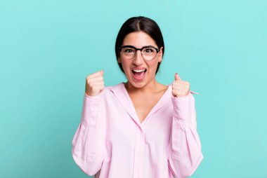 Kızgın bir ifadeyle saldırganca bağırmak ya da başarıyı kutlayan yumruklarla.